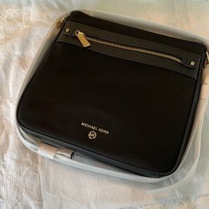 NWT!!!  🖤🤍 Michael Kors Cross-body purse 👜 !!